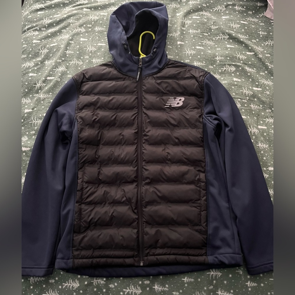 Slightly worn New Balance windbreaker/puffer/rain jacket size small in men’s